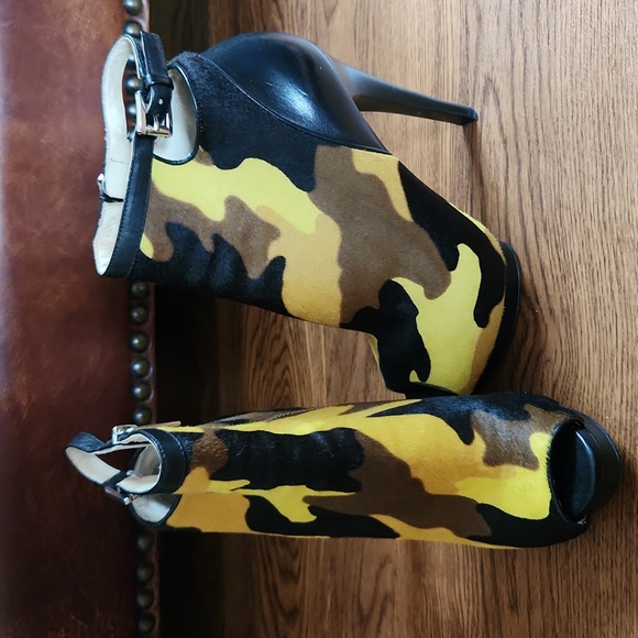 Michael Kors Kendra Camo Poen Toe Pony Hair Peep Toe Bootie - Picture 2 of 5